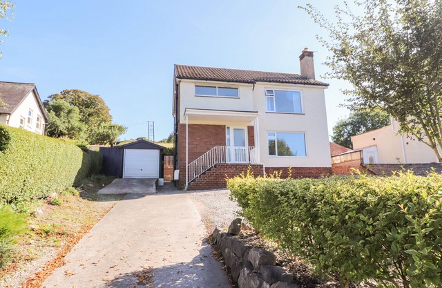 THE NOOK, family friendly, country holiday cottage in Colwyn Bay