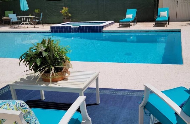 The Oasis-minutes from Beach and Downtown