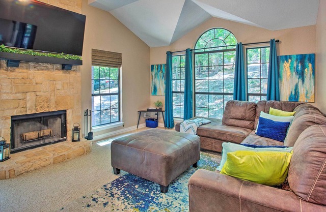 ‘The Oasis’ w/ Game Room & Private Hot Tub!