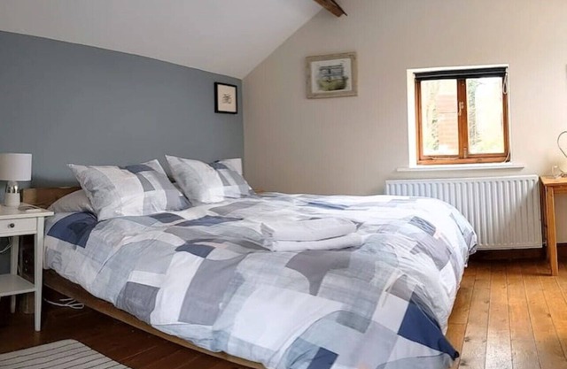 The Old Coach House. Quiet. Private. Historic. Off street parking. 5*.
