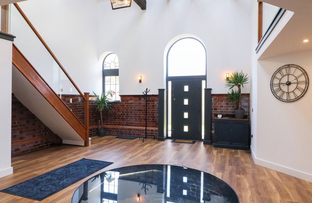 THE OLD PUMP HOUSE, family friendly in Kirkby-In-Ashfield