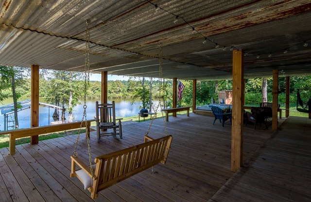 The only VRBO on the North end of Toledo Bend. Cabin with lakefront access