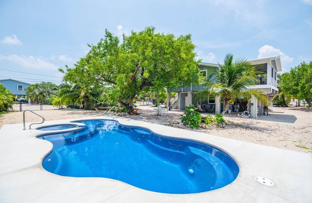 The Orchid House, 5 bed/2bath Canal Front Home, Ramrod Key
