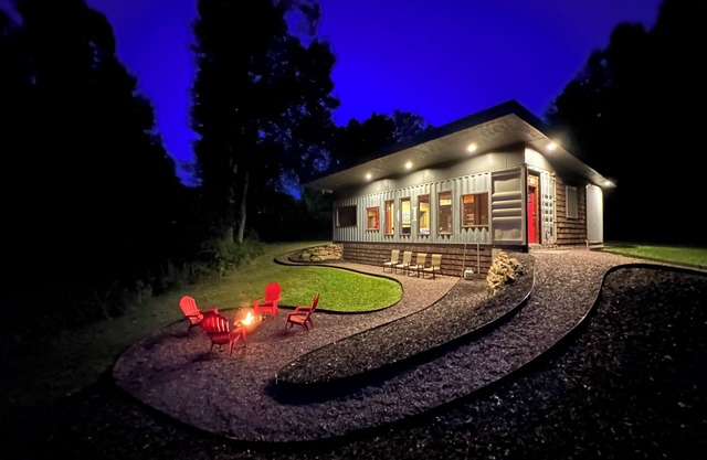 The ORIGINAL Shipping Container Cabin in RRG-High Speed WiFi!-HotnTub!-View!