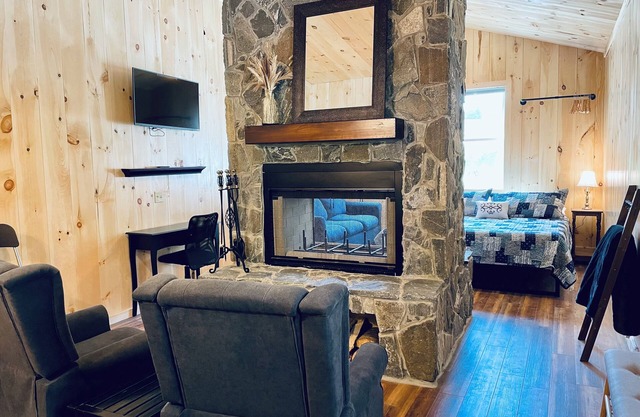 The Outlet Studio, Rustic Comfort w Fireplace