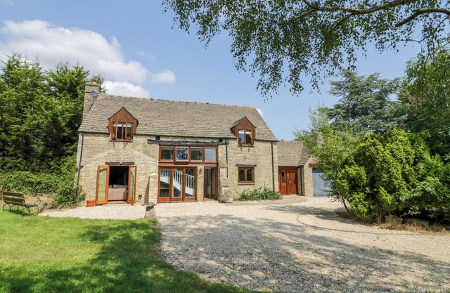 THE PADDOCK, pet friendly, character holiday cottage in Witney