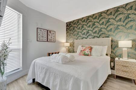 The Palm Exclusive Tropical Luxury on the Water