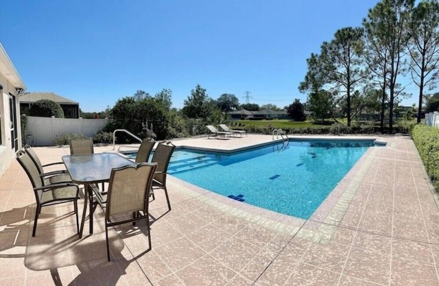 The Palms. Luxurious, pool, viewn