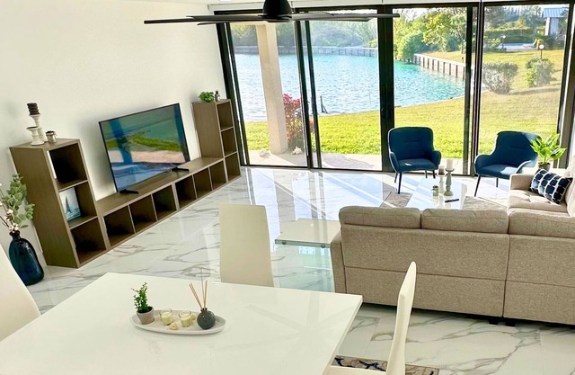 The Parrot's Nest - Modern Waterfront Getaway - No Cleaning Fee!