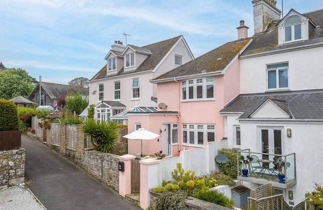 THE PINK HOUSE, pet friendly, with open fire in Stoke Fleming