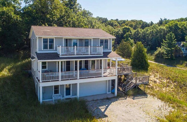 The Piping Plover - Stunning views on Lake Michigan 4br family vacation home