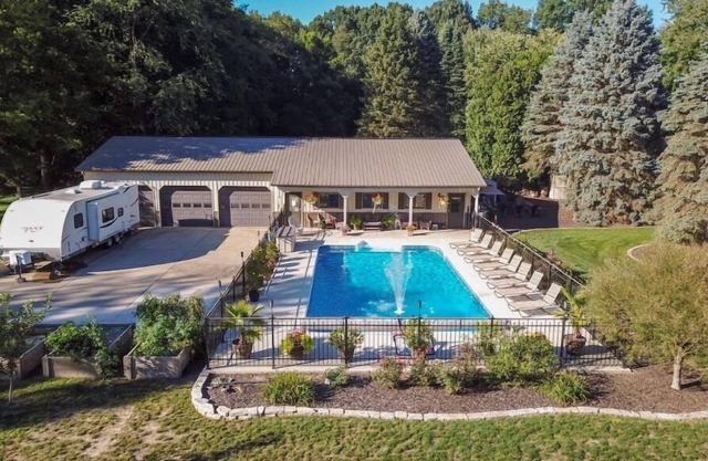The "Pool Barn" w/Pool, Hot Tub, Billiards & more near Indiana Dunes