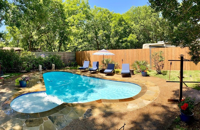 The Pool House minutes from W7th , TCU , Stockyards , Museums & Dickie’s Arena