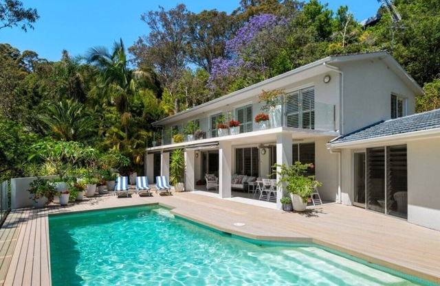 The Pool House with Dazzling Views & 2 minutes to Claireville Beach