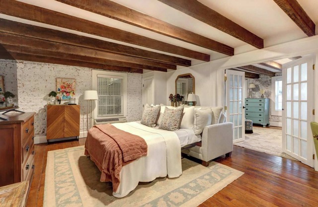 The Quaint Quarters on Jones, Historic | Quiet