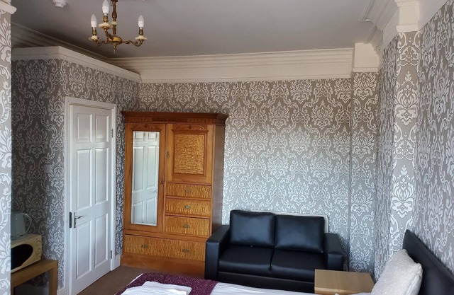 The Queens Arms Hotel