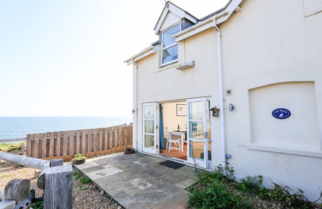 THE REACH, pet friendly, with a garden in Hallsands