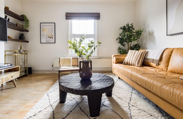 The Reading Wonder - Stunning 2BDR Flat with Parking
