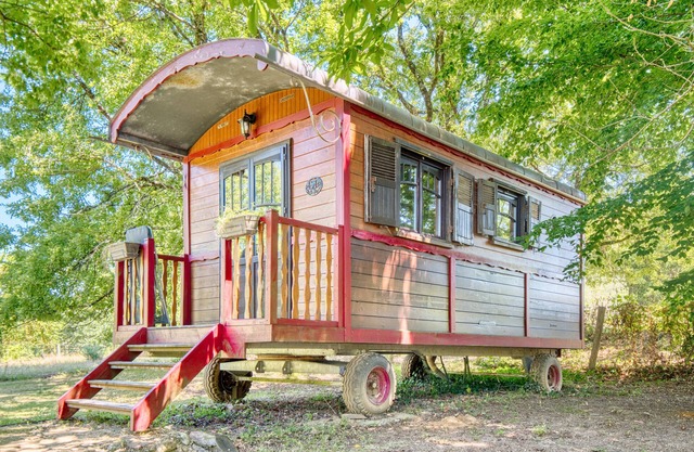 The Red Caravan - Unique Stay in a Caravan - Unusual Accommodation in the Heart of the Dordogne