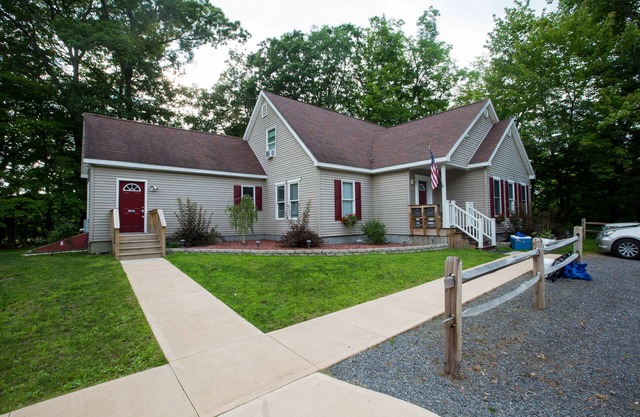 THE RED DOOR LODGE IInHUGE-Sleep 20 Heated PoolnNear Dreams Park & Ommegang brew