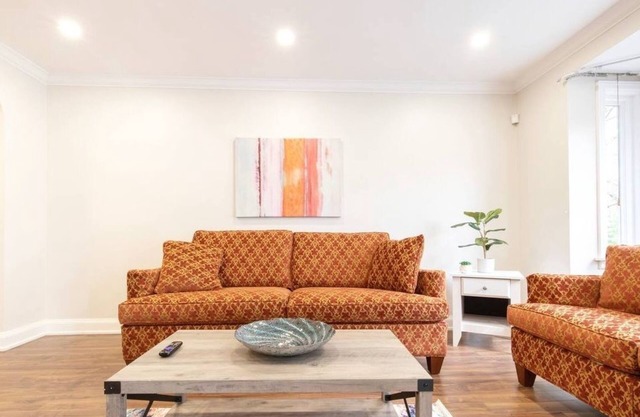 The Regal House [3 Bdrms/1 Bath]