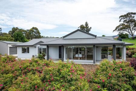 The Rest Retreat Getaway 15 Mins to CBD 3 Bed