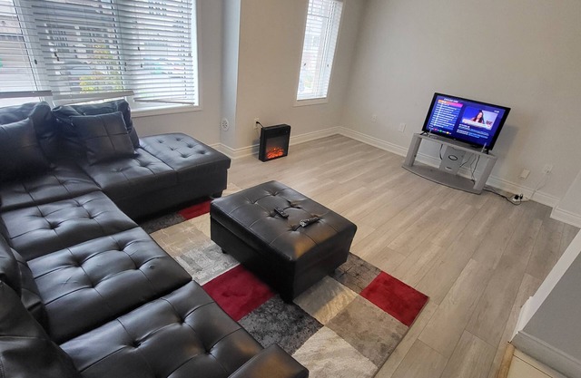 The Rest Spot - Charming 3-bedroom townhome with AC and WiFi in Brampton