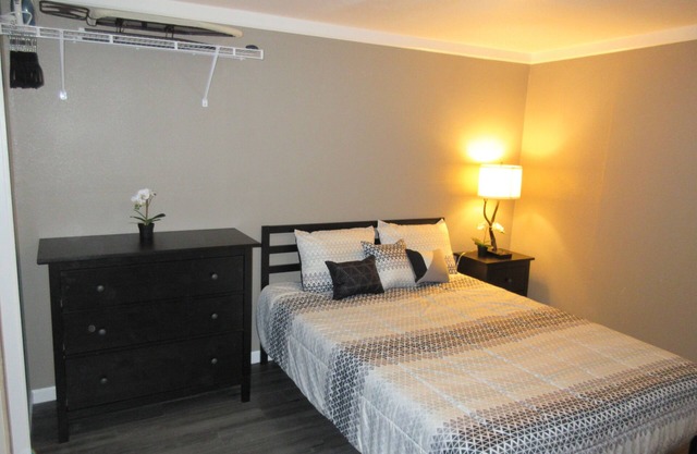 The Roost 🐓 - Guest House with Queen bed and Twin futon