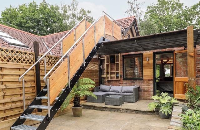 THE SILVERBIRCH ROOM, romantic, with a garden in Horsley Woodhouse