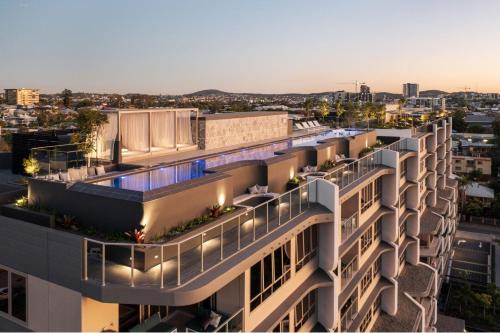 The Sinclair - Luxury Brisbane Apartment near The Gabba with Rooftop Pool, 3 Bedrooms & City Views