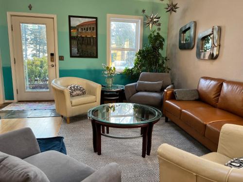 The Spruce Cape Collective - House with Fireplace