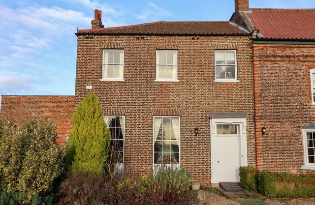 THE STABLES AND WEST WING, family friendly in Tadcaster