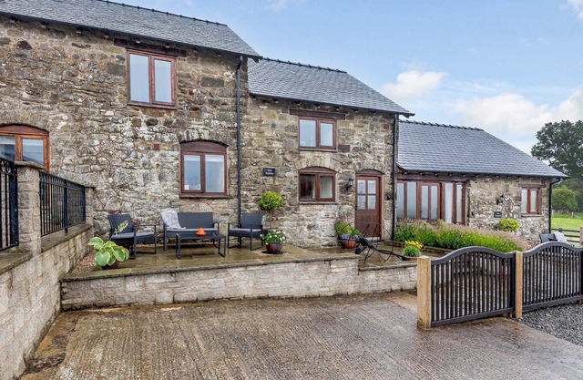 THE STABLES, family friendly, with a garden in Llanfair Caereinion