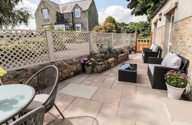 THE STABLES, family friendly, with open fire in Belford