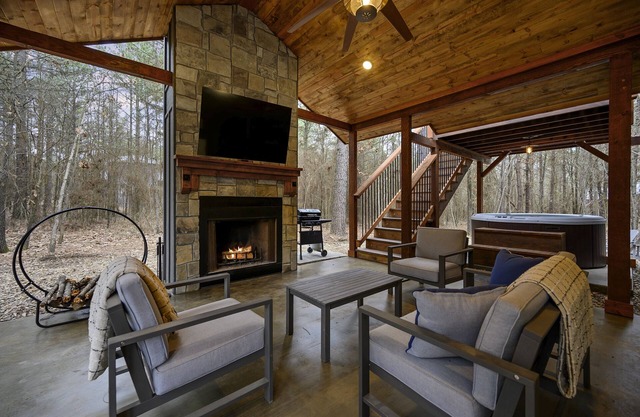 The Star Inn - Cabin sleeps 6 with hot tub!