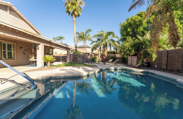 The Sun Goddess: 3-Bedroom Oasis with Private HEATED Pool. Close to Everything!