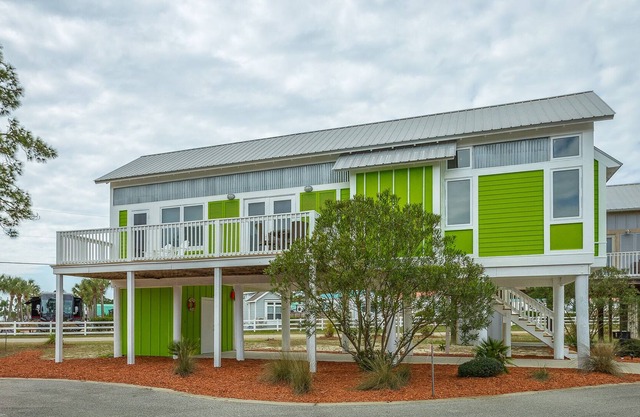 "The Turtle Shell" 1BR/1BA $175 per night, sleeps 4, across from the beach!
