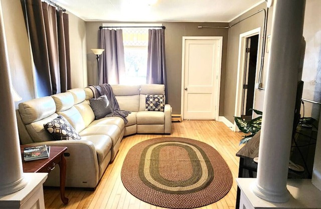 The Ugly Duckling: Cozy Home in Historic Downtown