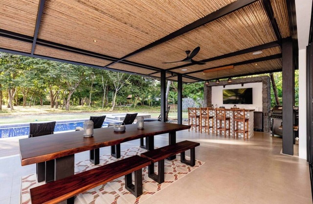 The ultimate Family retreat. Daily housekeeping, beach club membership and outdoor grill by the pool