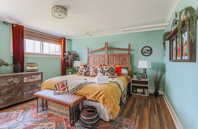 The Urban Cowboy Suite: Walk Downtown!