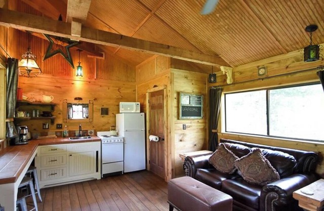 The Veranda is a Secluded Romantic Cabin at Scenic Hill Retreat with Whirlpool Tub