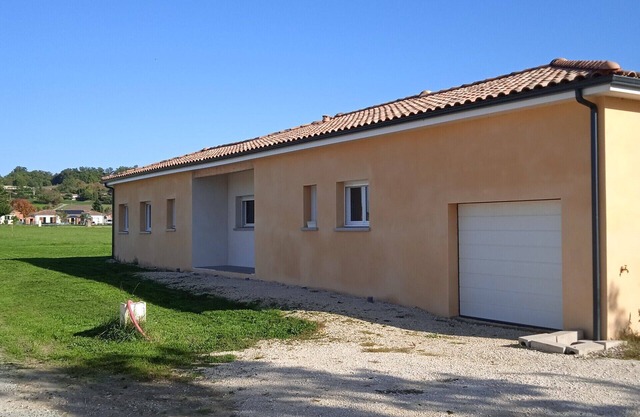 The very spacious Villa des Mûriers in a quiet hillside setting