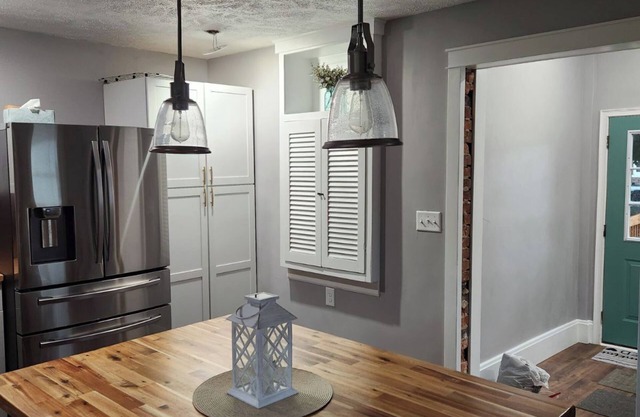 "The Vicky" A warm spacious 6-bedroom home in Springfield's Historic District!