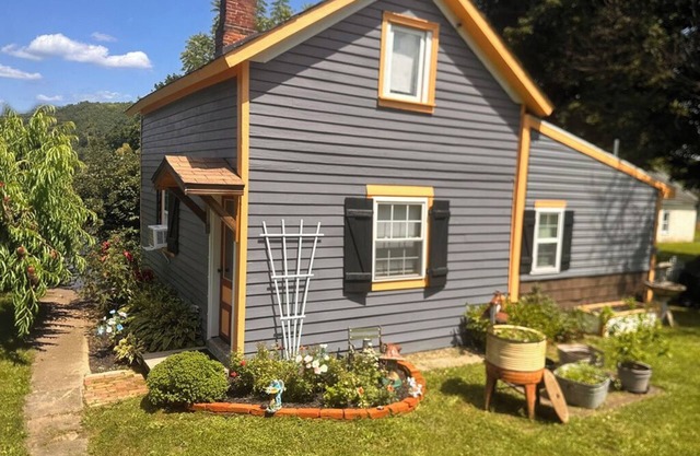 The Victorian Peach - Charming, historic Carriage House in Martins Creek, PA