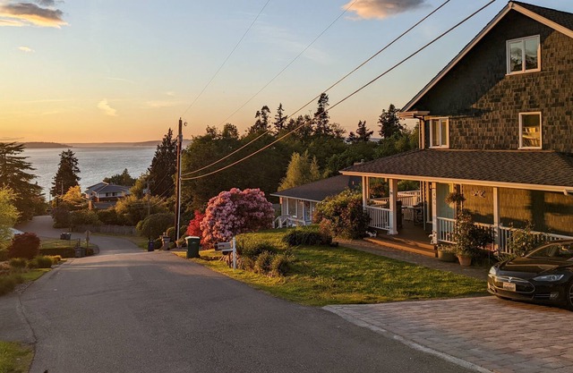 The View!! 5 mins to the Whidbey Ferry and Sounder train, 10 mins to Paine Field