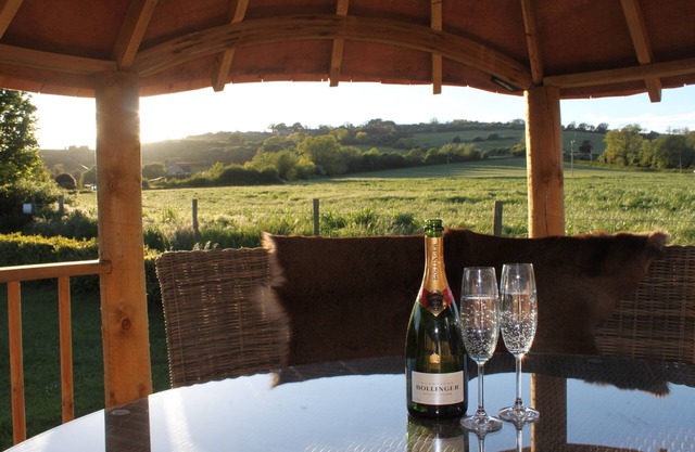 The Vine - A Luxurious House Wing with Stunning Views & Skylight for Stargazing