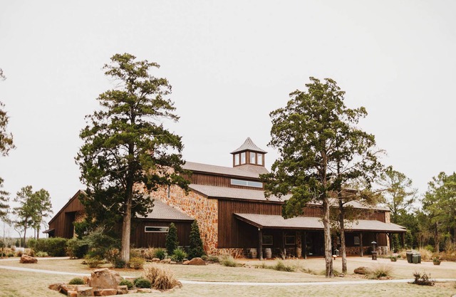 The Vine: Stunning Event Venue/Retreat on Vineyard with Private Lake, Sleeps 20