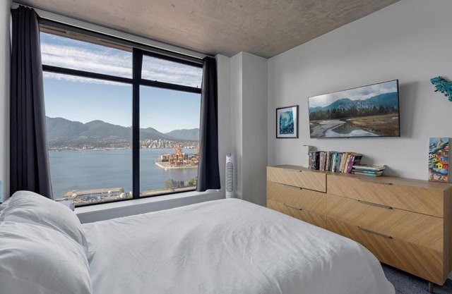 The W, Modernized 2 bedroom Downtown Highrise