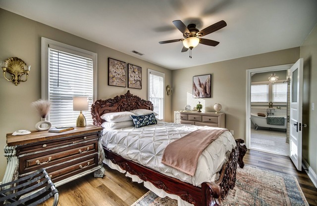The Wanderlust Retreat - 3BR Luxurious Renovated Lake Getaway
