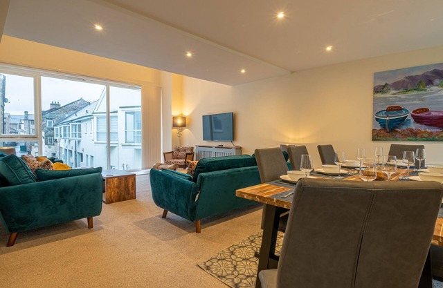 The Warren - 4-bedroom town-centre duplex apartment